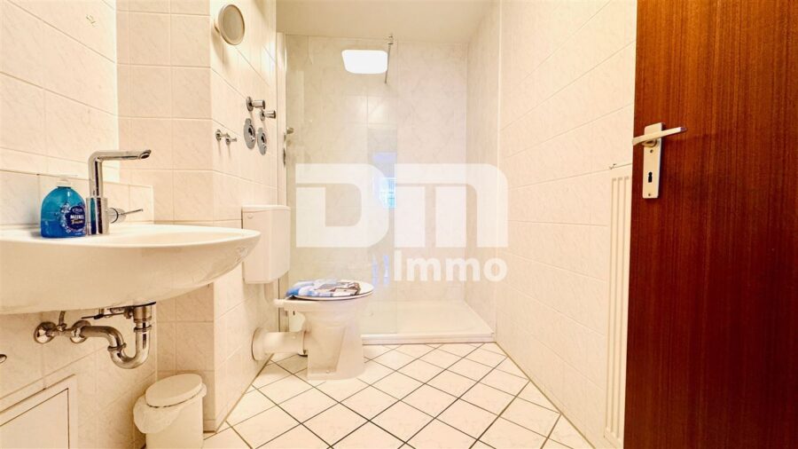 Hochklassige Dreizimmerwohnung im 1.OG mit Loggia + TG Stellplatz in gesuchter Lage - Badezimmer / Dusche
